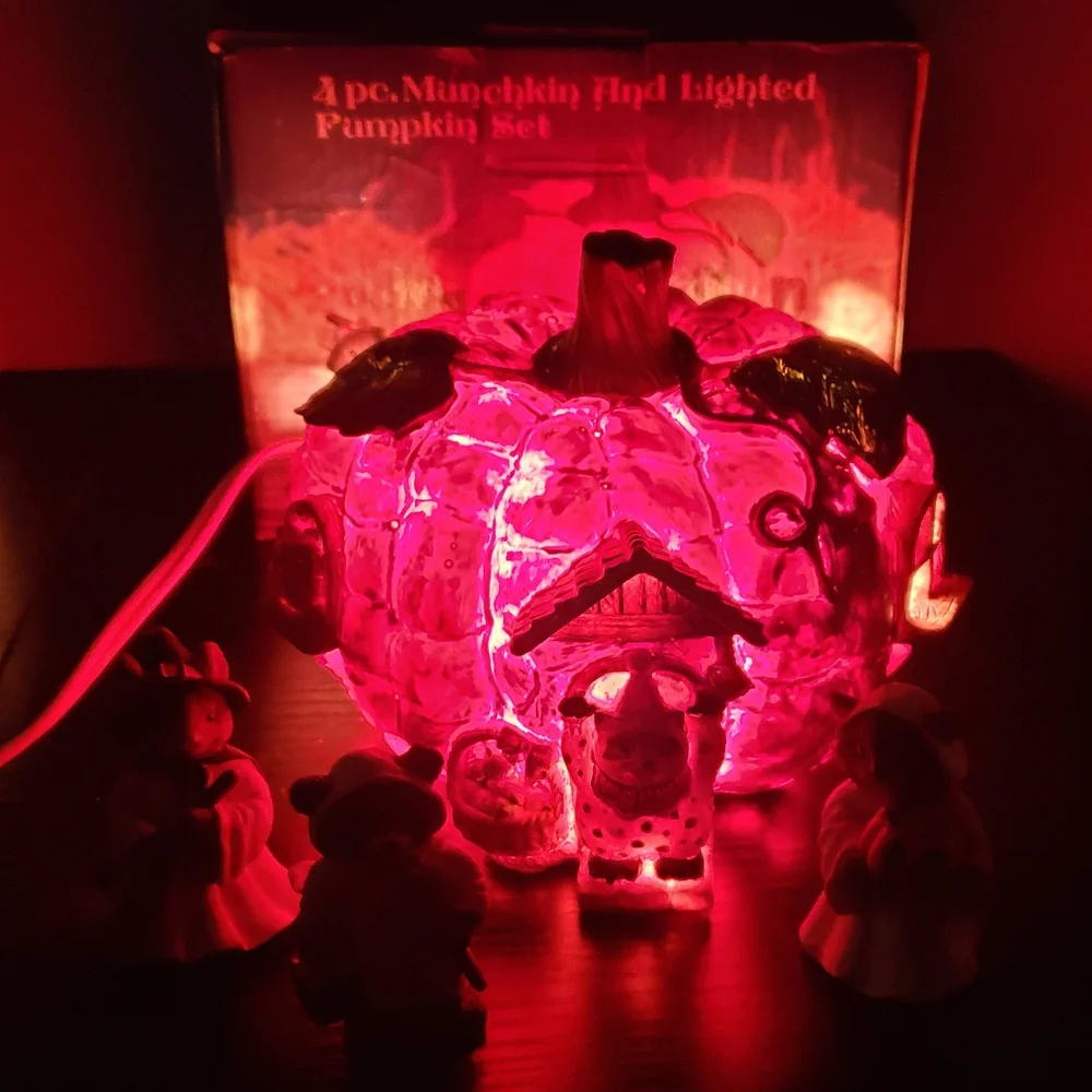 Munchkin Lighted Pumpkin Set with Figurines - Picture 3 of 9